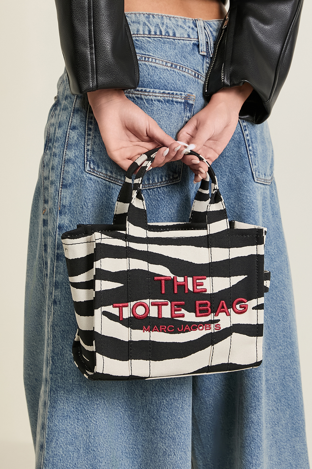 תמונת כל הלוק של תיק טוט סמול